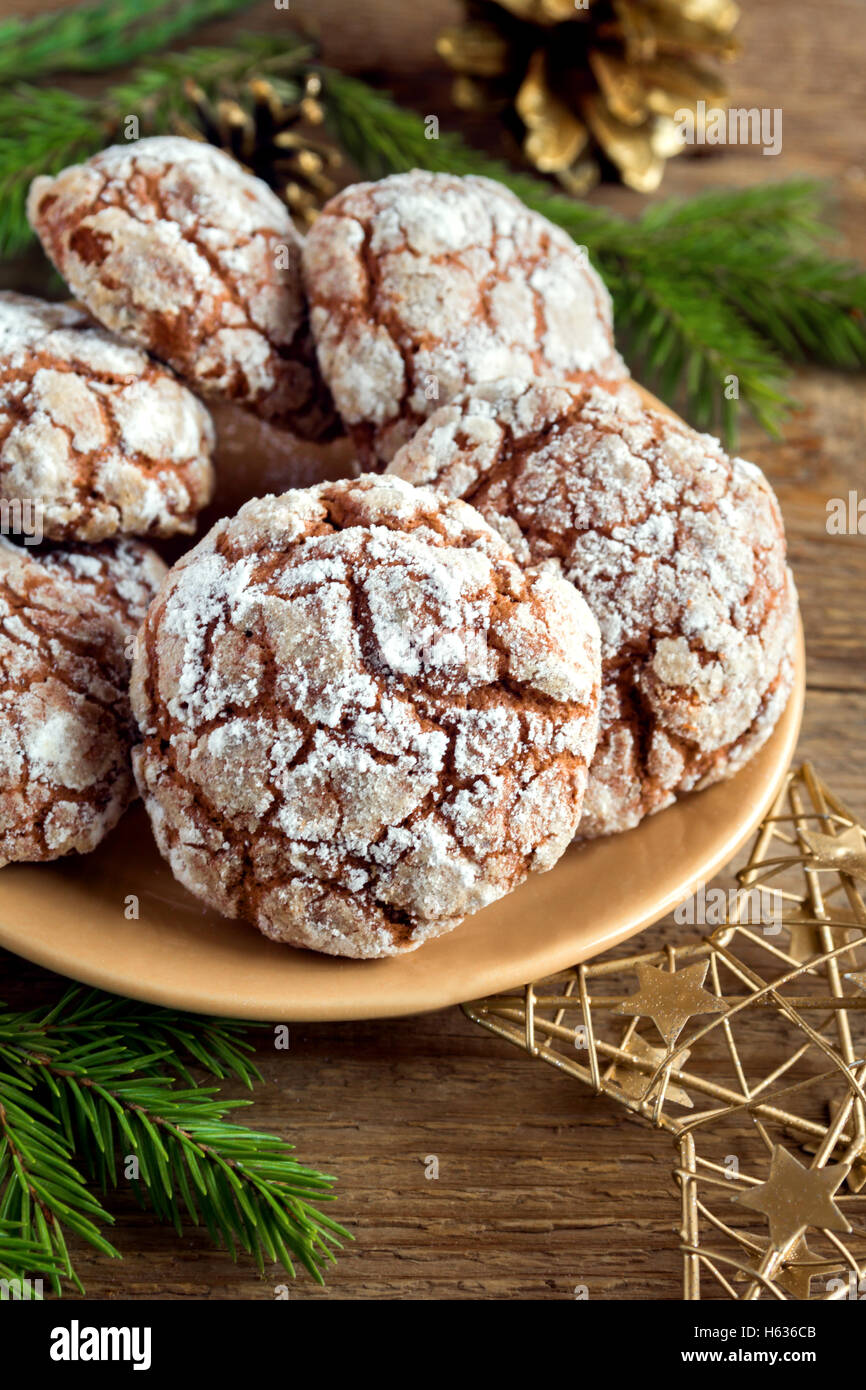 Schokolade crinkle Cookies für Weihnachten mit goldenen Ornamenten - festliche hausgemachte Weihnachtsbäckerei Stockfoto