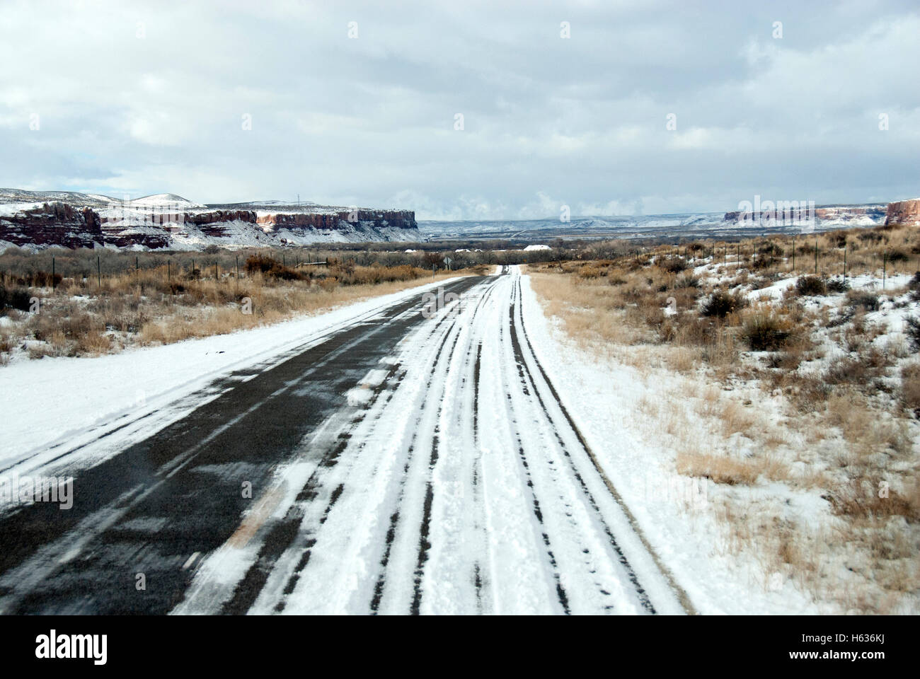 Schnee bedeckt die kurvenreiche Straße auf dem Weg nach Monument Valley, Utah, USA Stockfoto