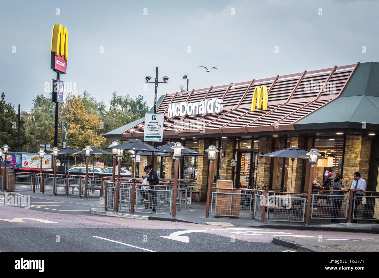 McDonald's fährt durch ein Fast-Food-Restaurant in Wandsworth, London, England, Großbritannien Stockfoto