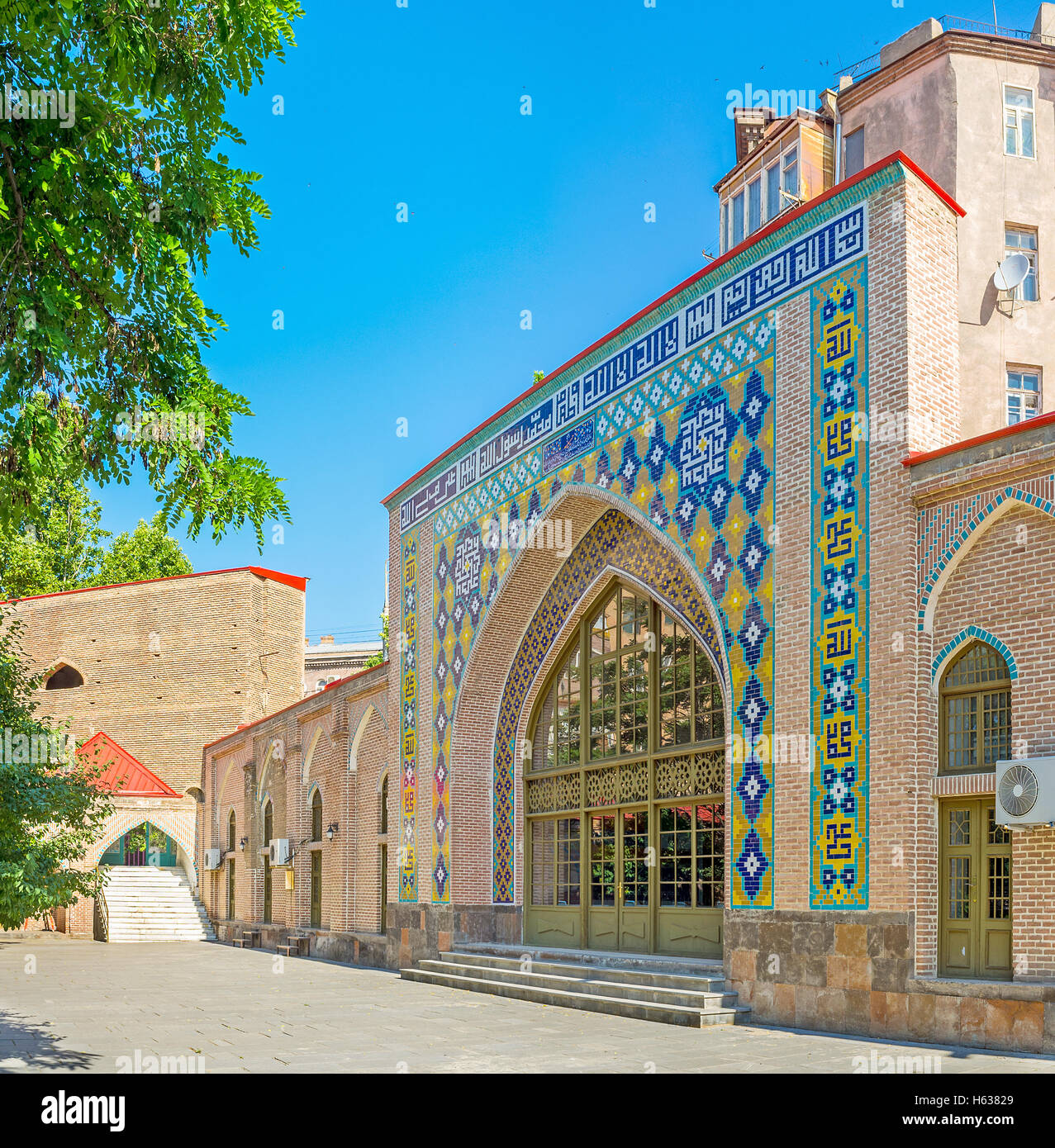 Das zentrale Portal der Medrese, verziert mit bunten Fliesen Muster, direkt neben der blauen Moschee, Yerevan, Armenien. Stockfoto