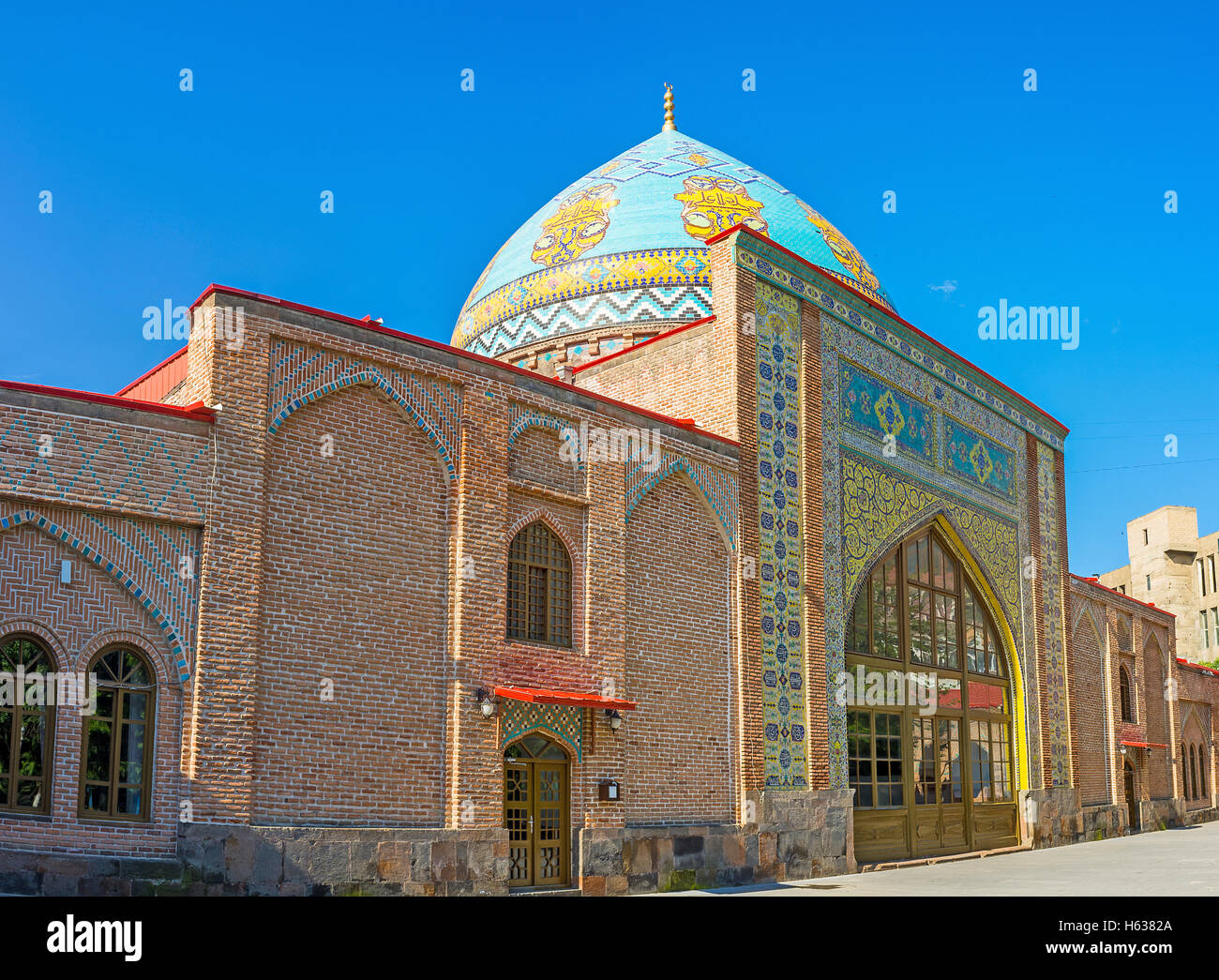 Zentrales Portal der blauen Moschee, mit islamischen Muster auf glasierten Kacheln dekoriert und garniert mit bunt gekachelten Kuppel, Yerevan Stockfoto