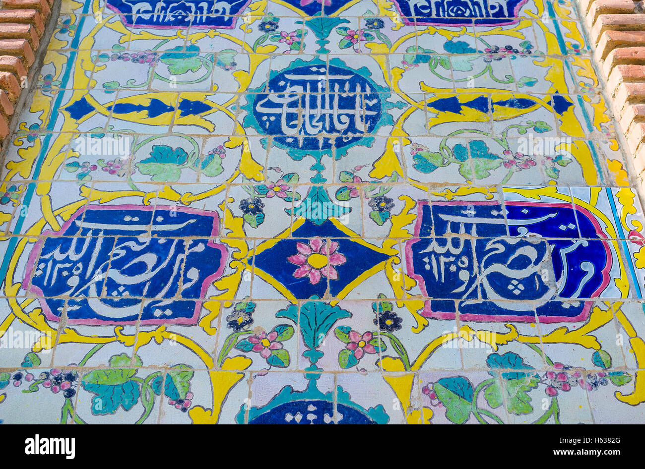 Die kalligrafischen Elementen und floralen Mustern in Dekor auf die blaue Moschee, Eriwan, Armenien Stockfoto