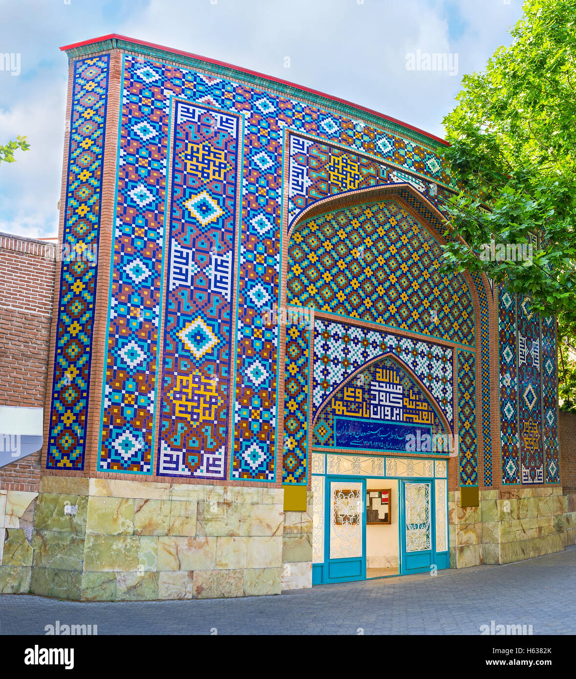 Das Eingangstor zum blauen Moschee Complex, verziert mit geometrischen islamischen Mustern aus glasierten Ziegeln, Yerevan, Armenien. Stockfoto