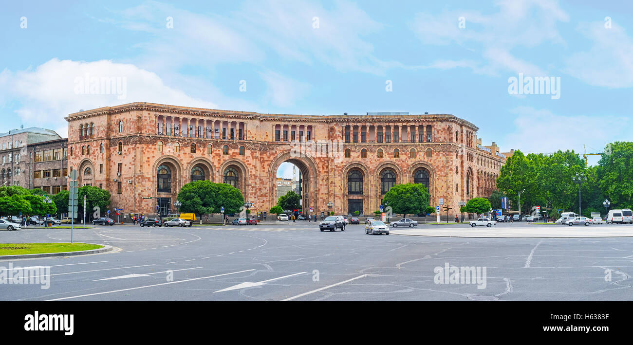 Das rosa Tuffstein-Gebäude des Ministeriums für Verkehr und Kommunikation, befindet sich am Platz der Republik, Yerevan Stockfoto