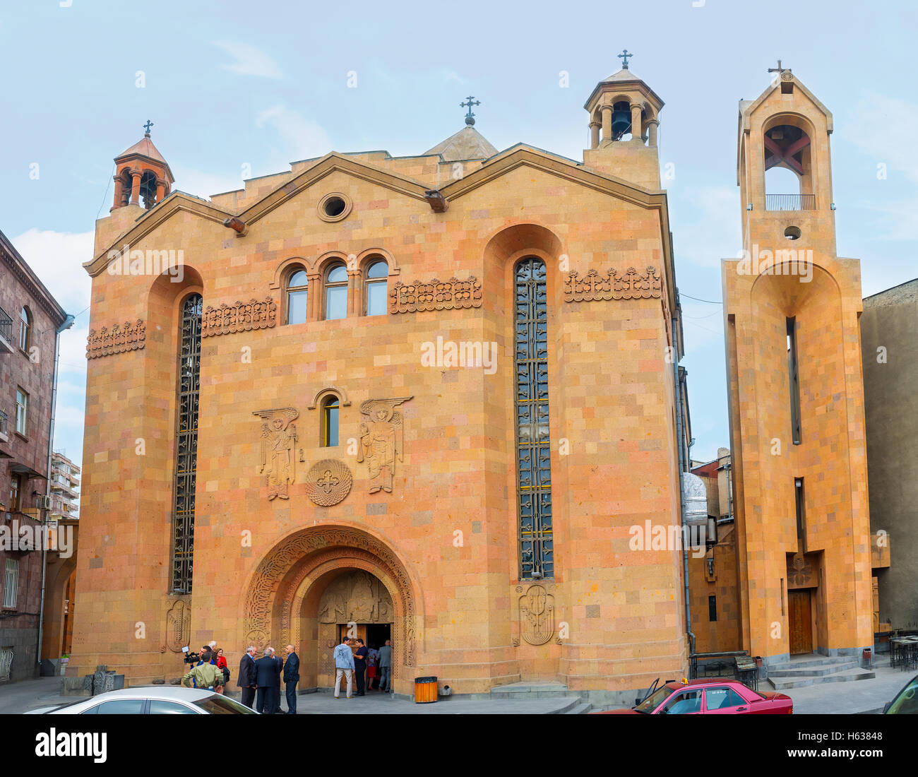 YEREVAN, Armenien - 29. Mai 2016: Die orange Travertin Fassade des St Sarkis Cathedral, das ist der Sitz der Araratian Heer Stockfoto
