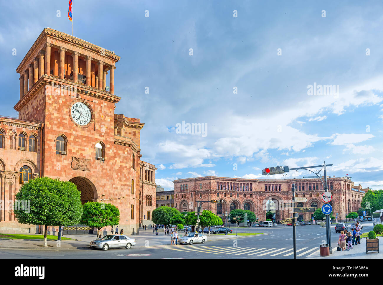 Spaziergang auf dem Platz der Republik mit seinen malerischen roten Gebäuden des lokalen Tuff, Yerevan Stockfoto