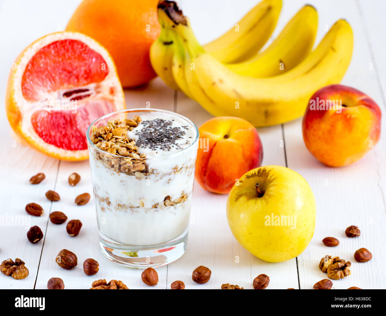 Joghurt mit frischen Früchten und Nüssen Stockfoto