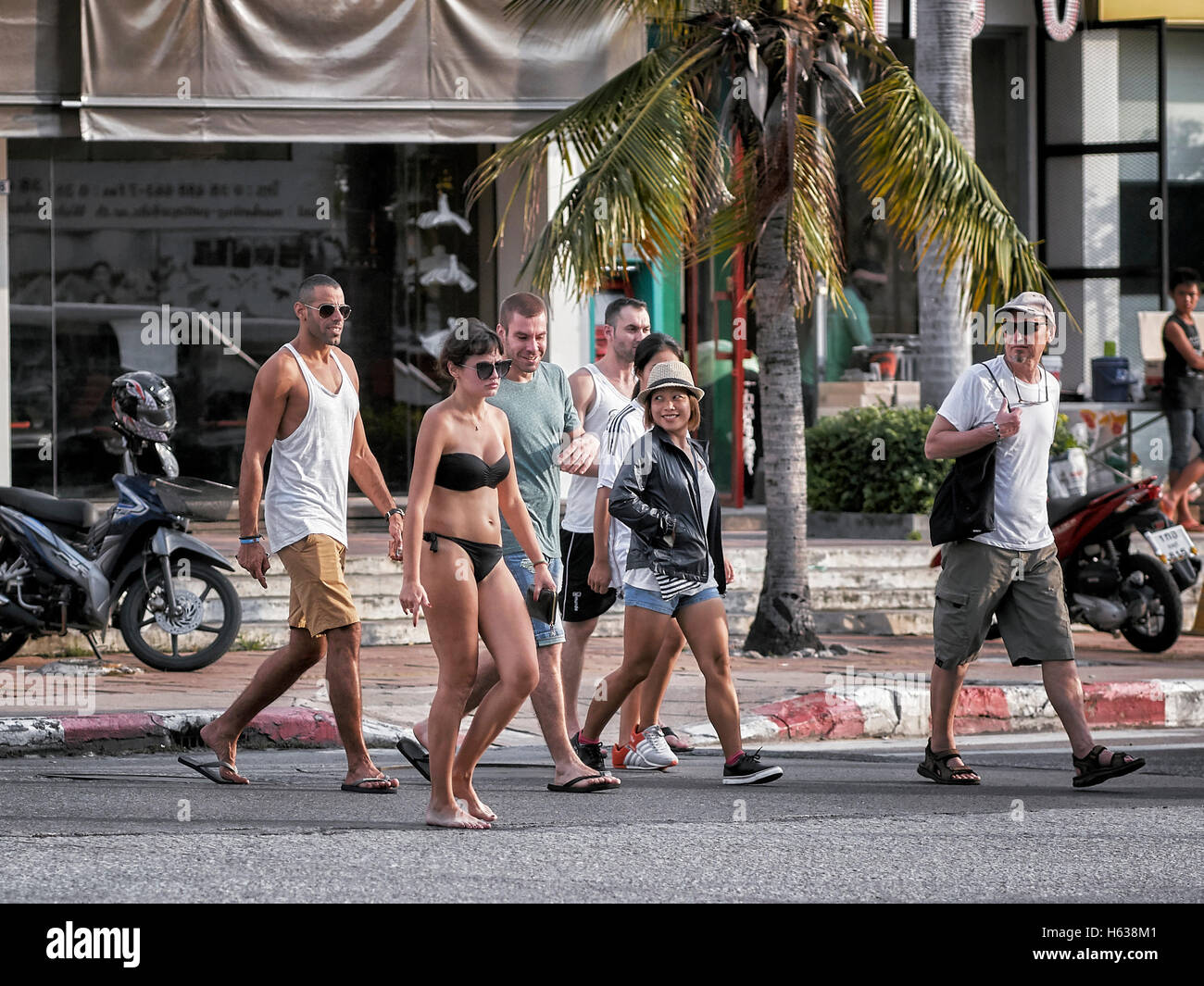 Bikinizone. Sich von der Masse abheben. Frau in Bikiniverkleidete auf der Straße, die amüsante Blicke von Zuschauern zieht. Pattaya Thailand S. E. Asien Stockfoto
