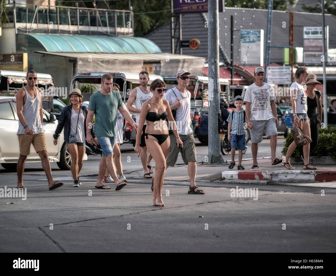 Bikinizone. Sich von der Masse abheben. Frau in Bikiniverkleidete auf der Straße, die amüsante Blicke von Zuschauern zieht. Pattaya Thailand S. E. Asien Stockfoto