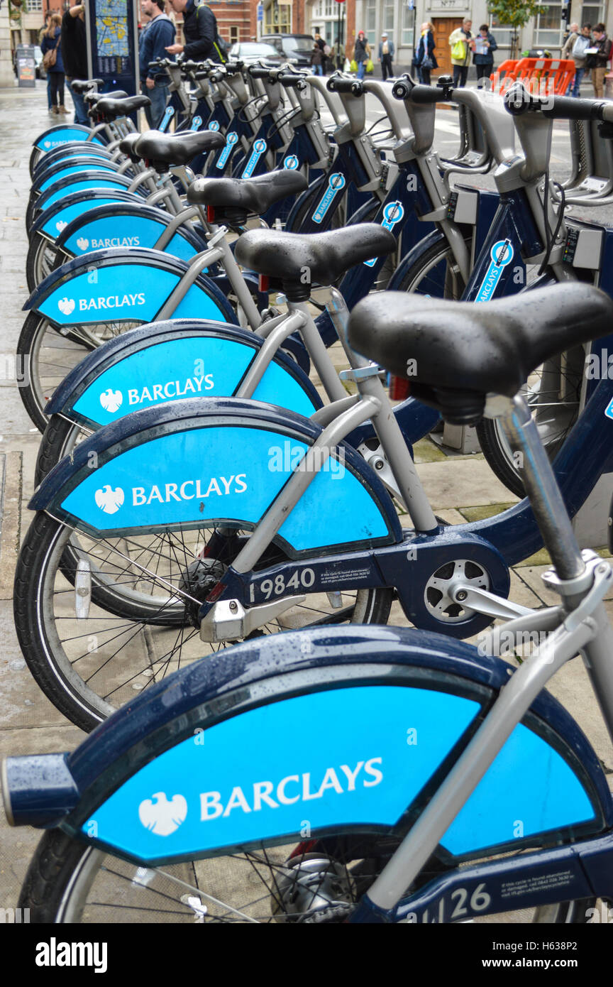 Mietwagen Zyklen auf Zyklus steht in Central London, UK. Von Barclays Bank, von Boris Johnson, Bürgermeister von London eingeführt gefördert. Stockfoto