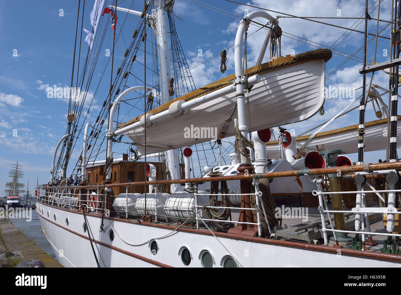 Segler bereiten ihr Segelboot für Start der Abreise während der letzte Tag des hohen Schiffe Rennen 2016 am 10. Juli 2016 in Antwerpen, Bel Stockfoto