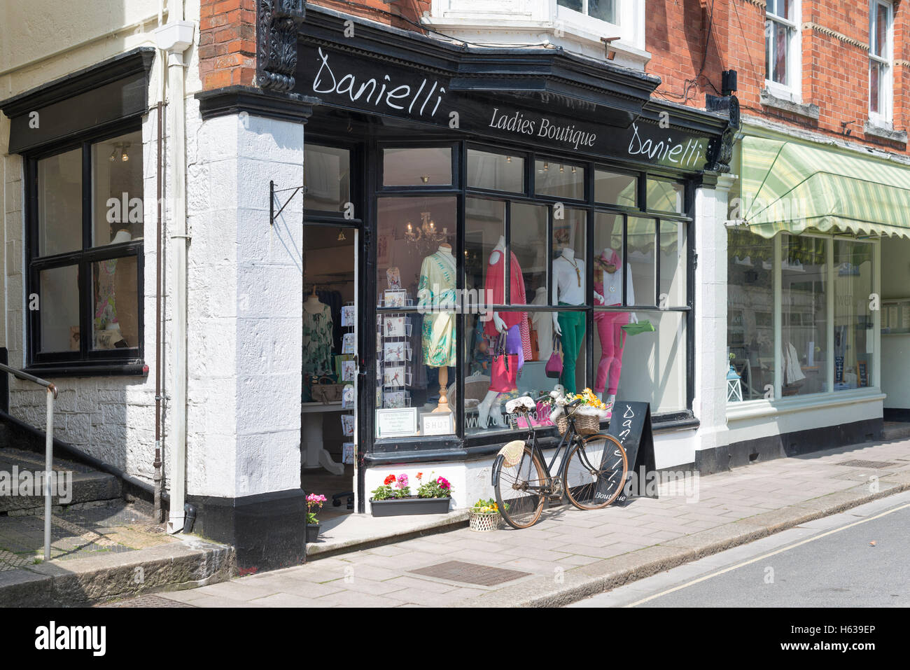 Danieli Boutique Shop Fenster in Dartmouth Devon mit alten Fahrrad und a-Board Stockfoto