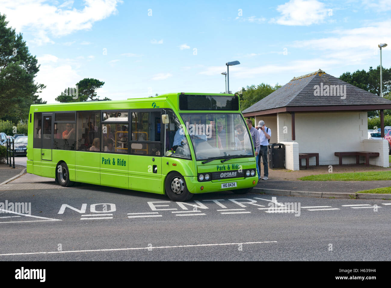 Die Passagiere an Bord eines smart Park und fahren mit dem Bus nach Dartmouth Stadt in Devon, Großbritannien Stockfoto