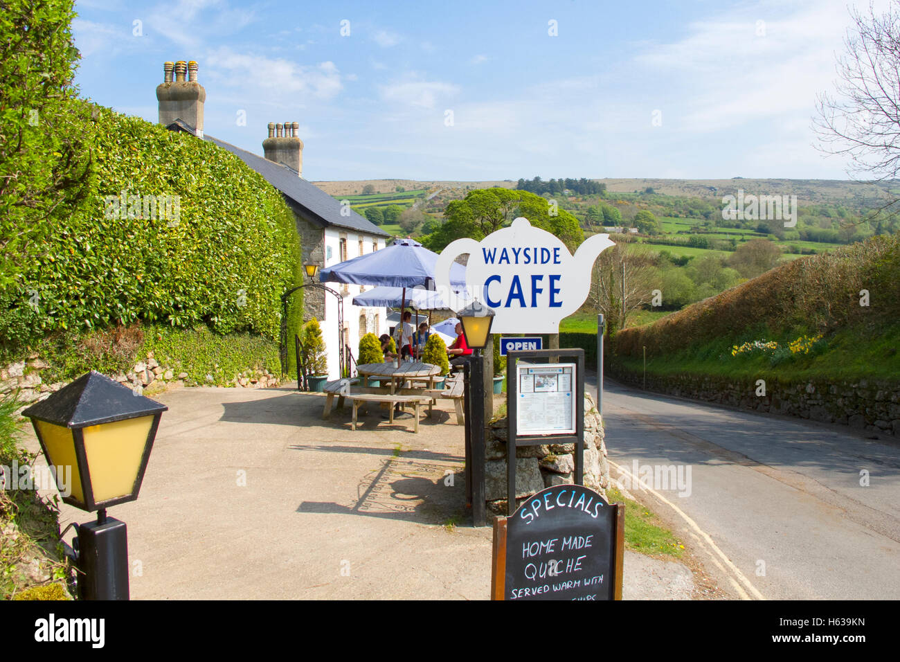 Wanderer Rest für Erfrischung am Wegrand cafe in Widecombe-in-the-Moor Dartmoor, Devon mit rollenden Hügel in der Ferne. Stockfoto