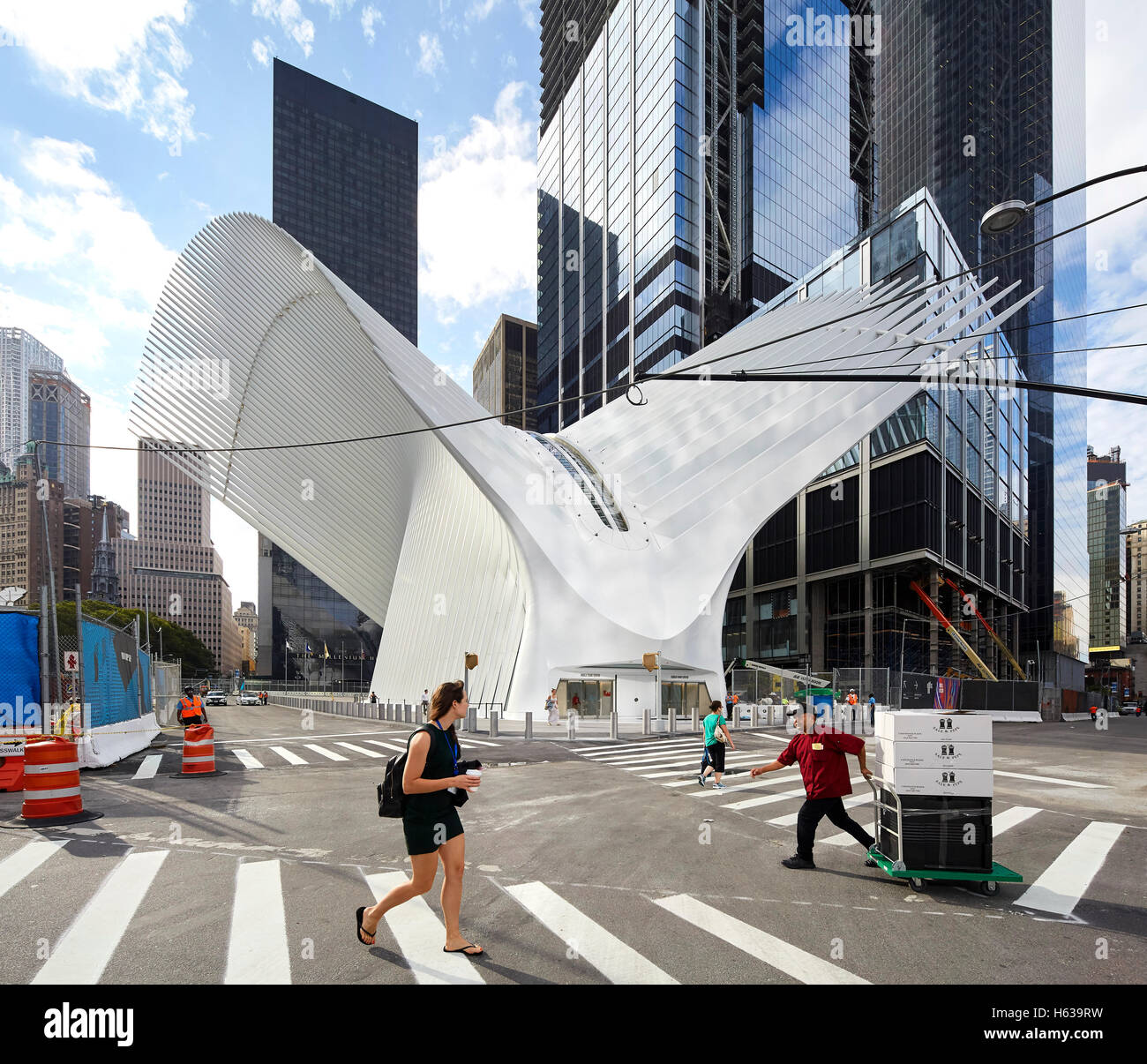 Zebrastreifen mit Eingang von der Strasse zum Verkehrsknotenpunkt. Das Oculus, World Trade Center Transportation Hub, New York, Vereinigte Staaten. Architekt: Santiago Calatrava, 2016. Stockfoto