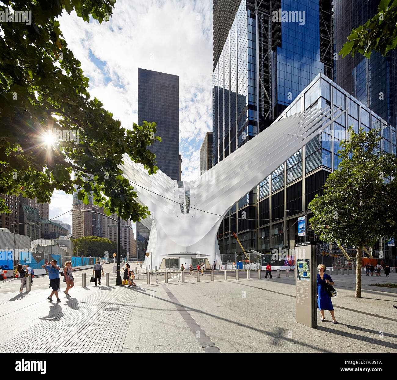Oculus Street Eingang zu nähern. Das Oculus, World Trade Center Transportation Hub, New York, Vereinigte Staaten. Architekt: Santiago Calatrava, 2016. Stockfoto