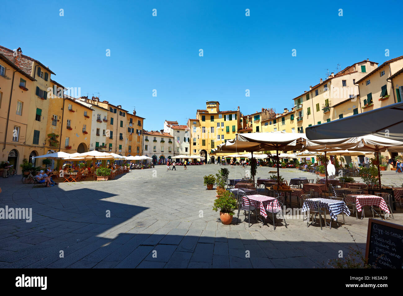 Terrasse des Cafés in der Piazza dell'Anfiteatro innerhalb der Ancinet römischen Amphitheater von Lucca, Tunscany, Italien Stockfoto