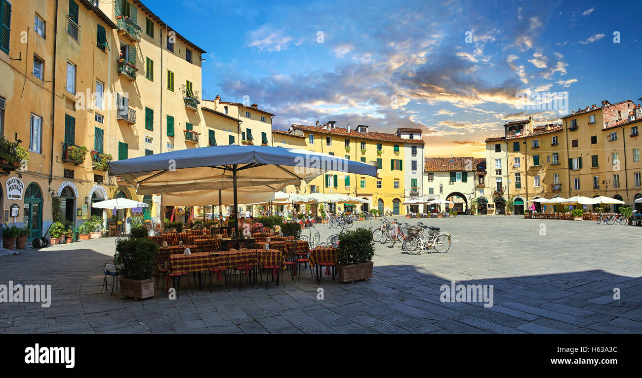 Outdoor-Café in der Piazza dell'Anfiteatro innerhalb der Ancinet römischen Amphitheater von Lucca, Tunscany, Italien Stockfoto