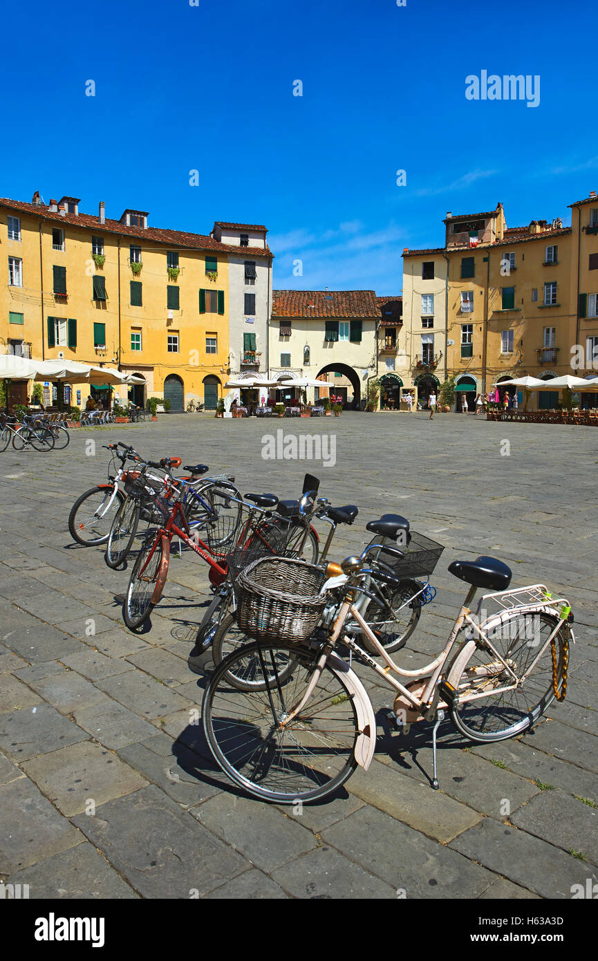 Fahrräder in die Piazza dell'Anfiteatro innerhalb der Ancinet römischen Amphitheater von Lucca, Tunscany, Italien Stockfoto