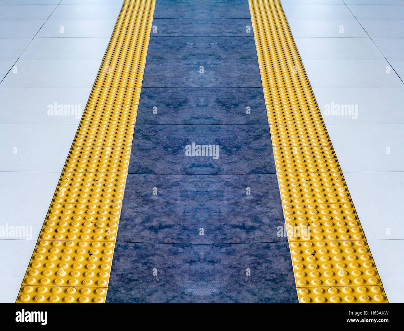 Blinder Weg. Verkehrsweg für blinde Menschen verwendet Stockfoto