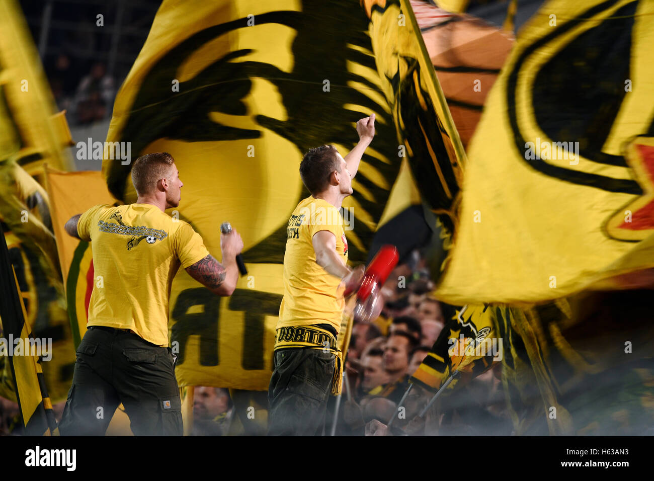 Signal-Iduna Arena Dortmund Deutschland 14.10.2016, 1. Fußball Bundesliga Saison 2016/2017 Spieltag 7, Borussia Dortmund (BVB) vs. Hertha BSC---Kapos die Dortmund-ultra-Fans unter gelber Flagge Stockfoto