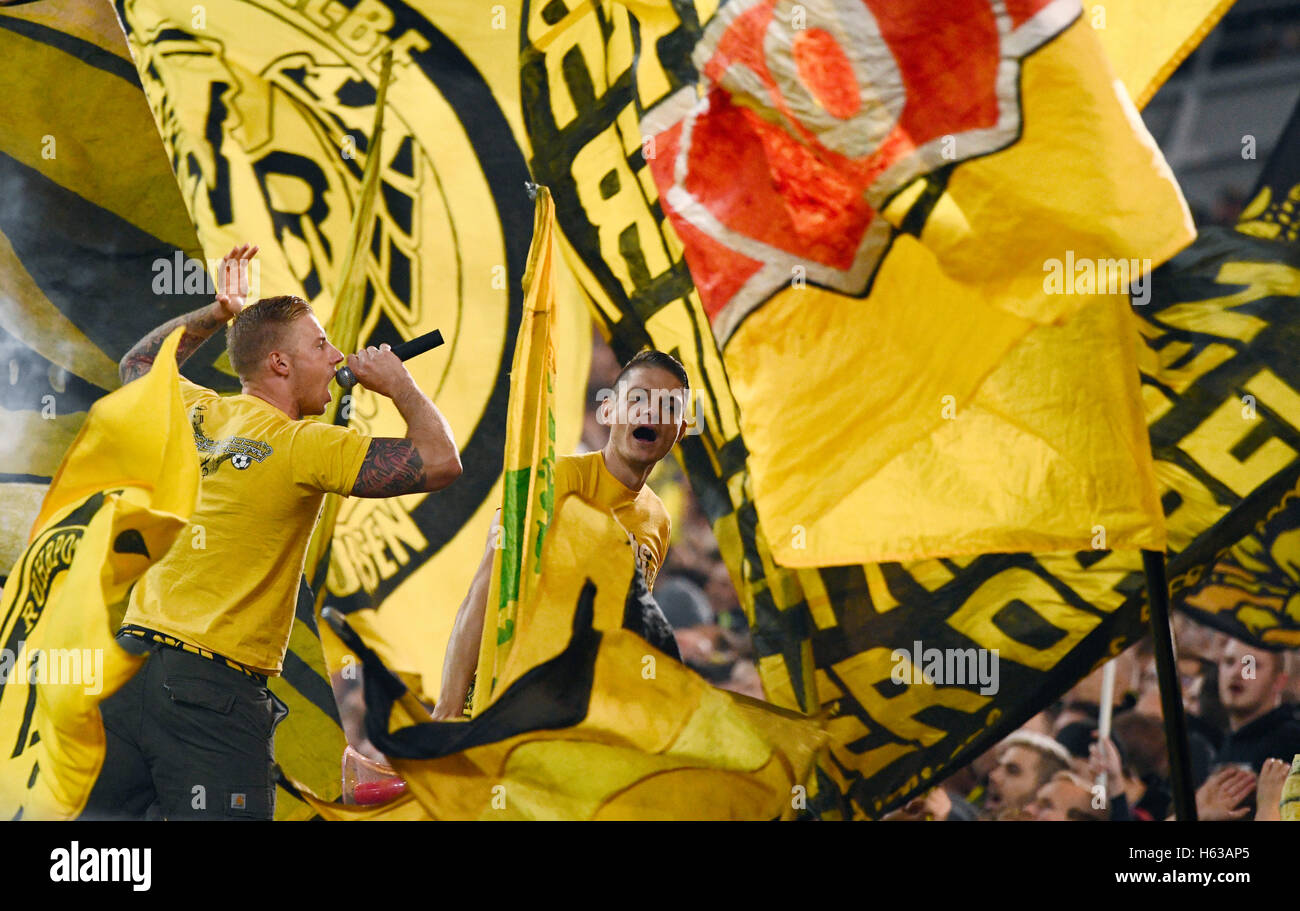 Signal-Iduna Arena Dortmund Deutschland 14.10.2016, 1. Fußball Bundesliga Saison 2016/2017 Spieltag 7, Borussia Dortmund (BVB) vs. Hertha BSC---Kapos die Dortmund-ultra-Fans unter gelber Flagge Stockfoto