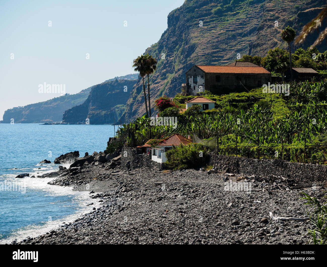 Die Kiesel Strand von Faja Dos Padres auf der portugiesischen Insel Madeira Stockfoto