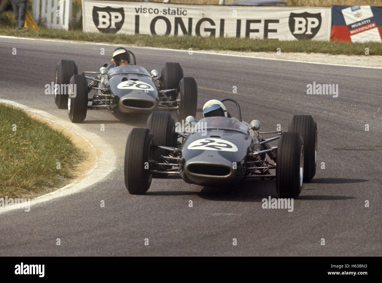 32 Alan Rees Brabham BT18 Cosworth beendete 2. und 30 Jochen Rindt Brabham BT18 Cosworth XXXII Grand Prix de Reims 3. Juli 1966 Stockfoto