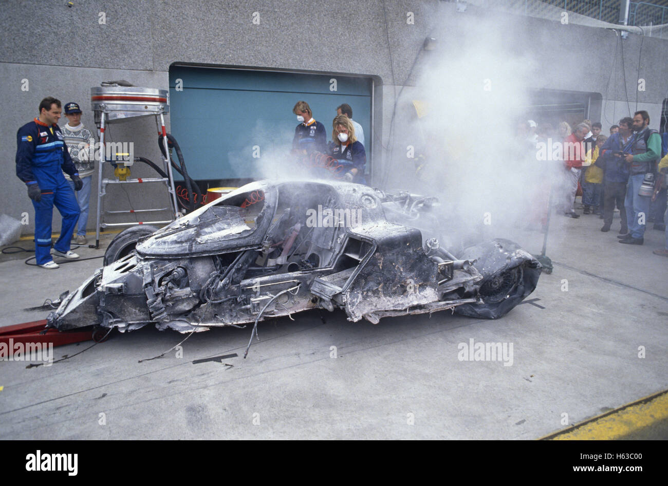 World Sports Car Championship Auto auf Boxengasse, immer noch das Rauchen der 1990er Jahre ausgebrannt Stockfoto