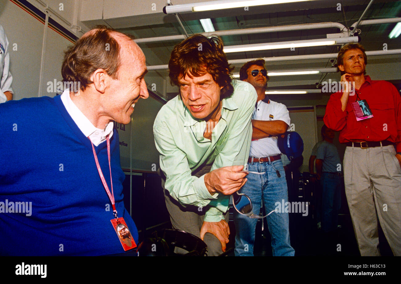 Mick Jagger im Gespräch mit Frank Williams bei einem Formel1 Rennen der 1990er Jahre Stockfoto