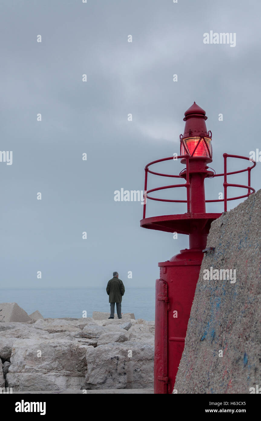 ein Mann, der Ausblick auf das Meer von einem pier Stockfoto