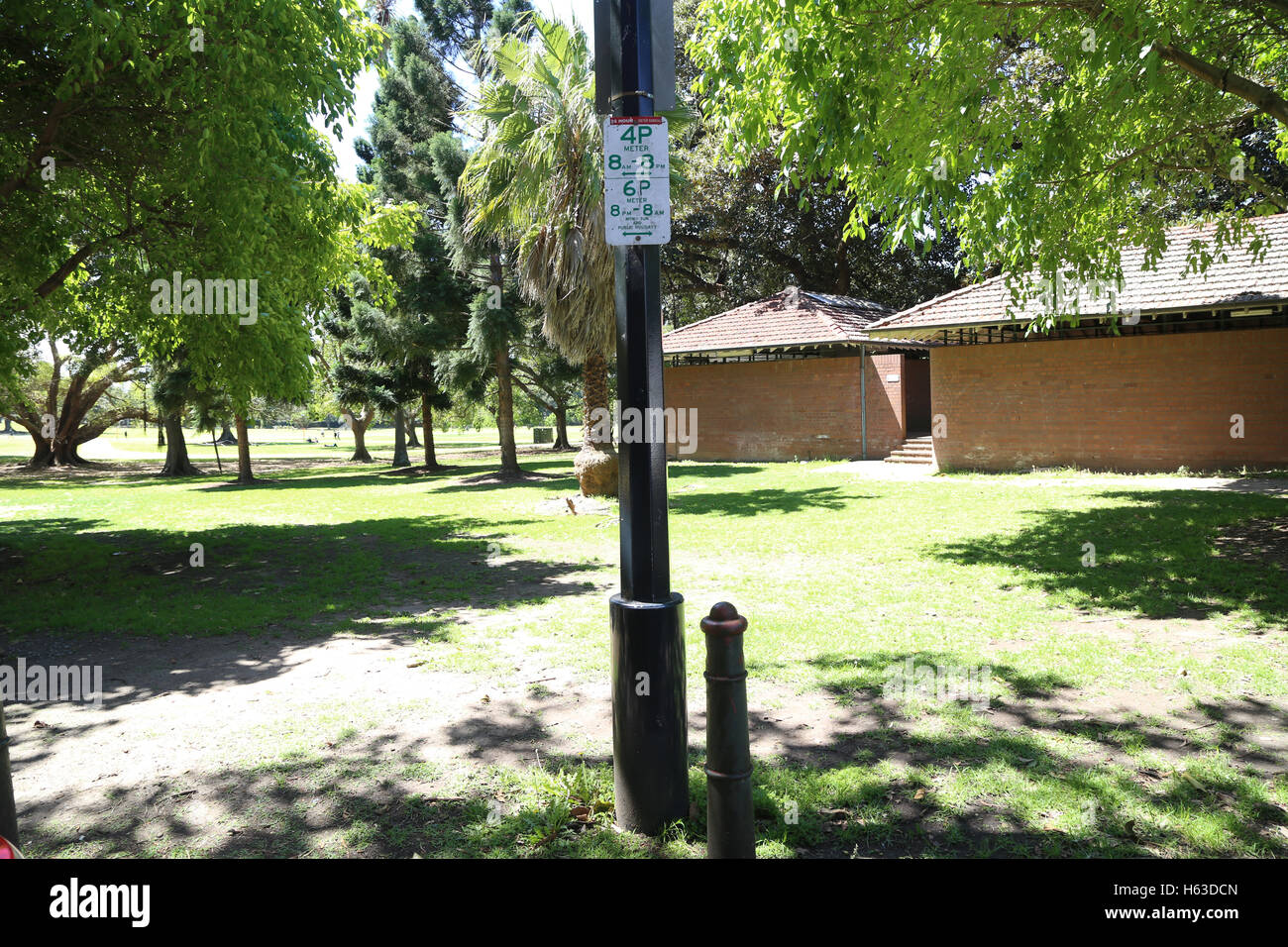 Eine Straße Parkplatz Schild am Hospital Road in The Domain, Sydney, Australien Stockfoto