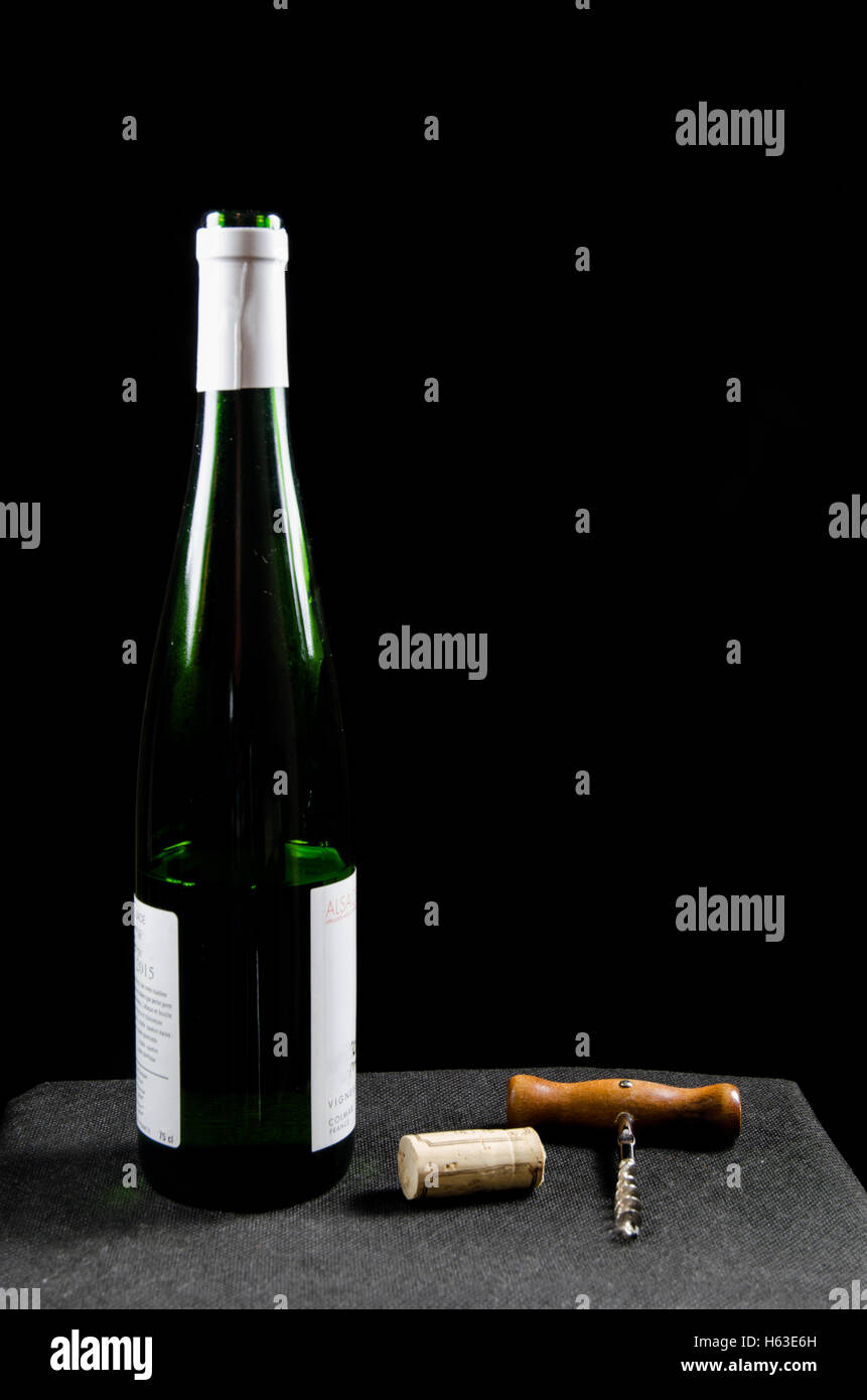 Entkorkt Weinflasche mit Korken und Korkenzieher auf schwarzem Hintergrund Stockfoto