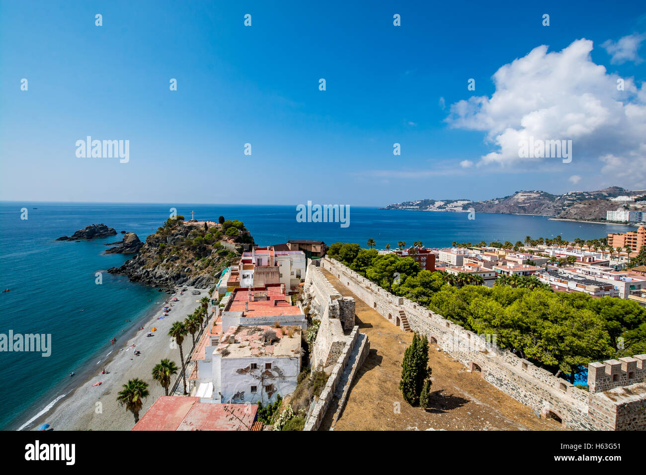 Panorama von Almuñécar (Almunecar) mit Burgmauern an einem schönen Tag, Spanien Stockfoto