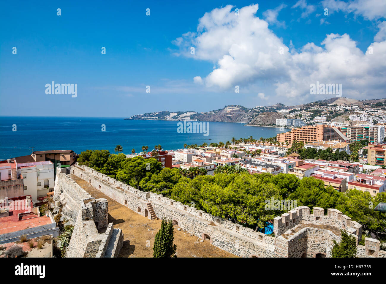 Panorama von Almuñécar (Almunecar) mit Burgmauern an einem schönen Tag, Spanien Stockfoto
