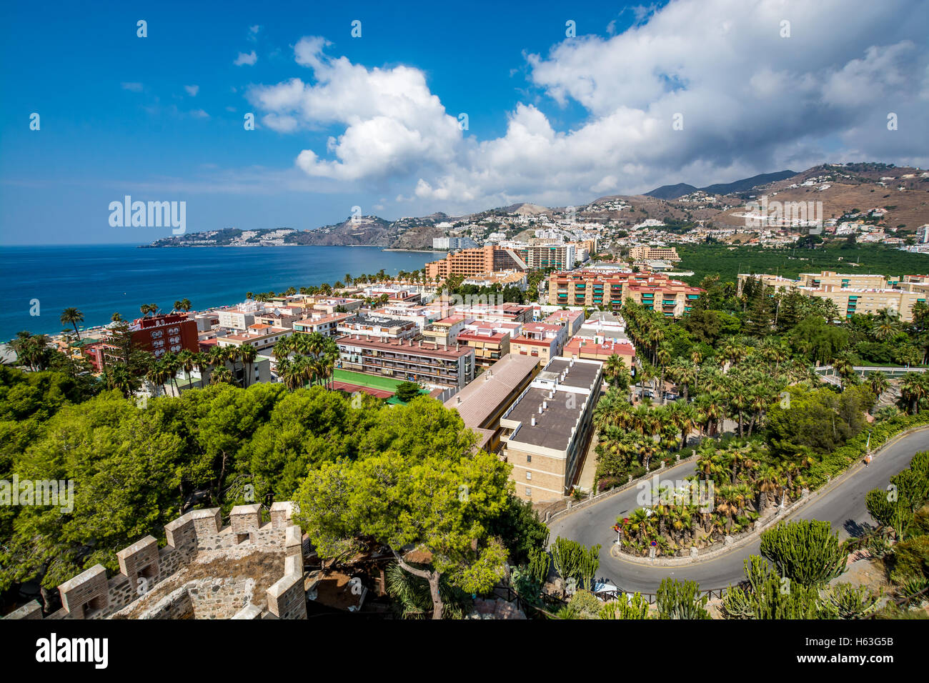 Panoramablick von Almuñécar (Almunecar) an einem schönen Tag, Spanien Stockfoto
