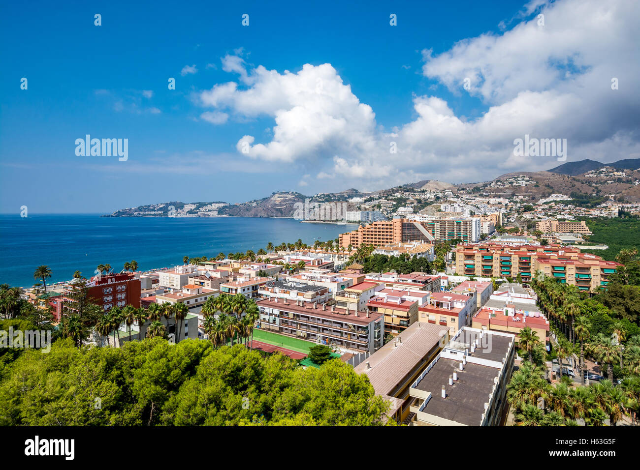 Panoramablick von Almuñécar (Almunecar) an einem schönen Tag, Spanien Stockfoto