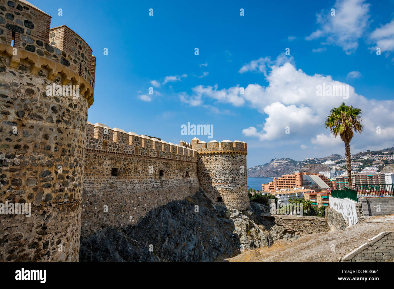 Blick auf Almuñécar (Almunecar) Schloss an einem schönen Tag, Spanien Stockfoto