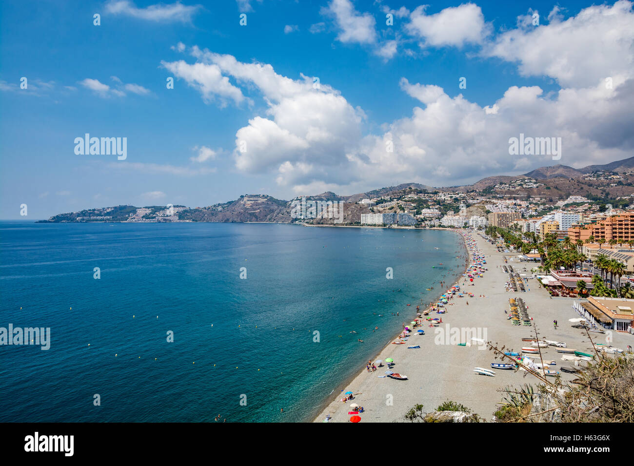 Panoramablick auf Almuñécar (Almunecar) Strand und Stadt, Spanien Stockfoto