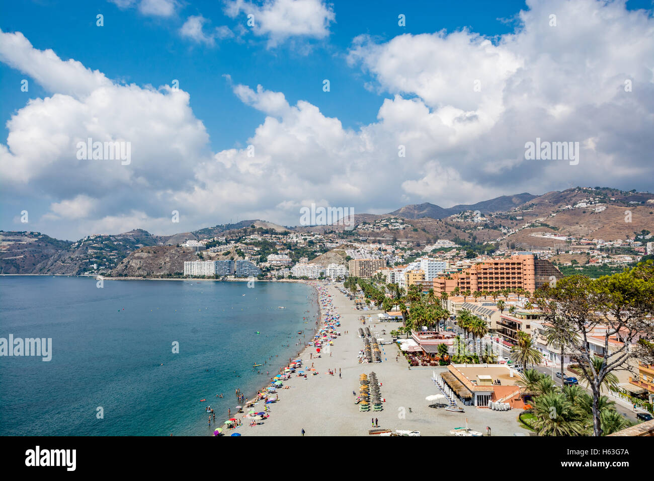 Panoramablick auf Almuñécar (Almunecar) Strand und Stadt, Spanien Stockfoto