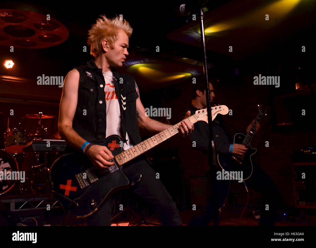 Deryck Whibley von Sum 41 führt auf der 2nd Annual Bowling mit Hasen-Benefiz-Konzert im Rahmen von Lucky Strike Live am 19. November 2015 in Hollywood, Kalifornien. Stockfoto