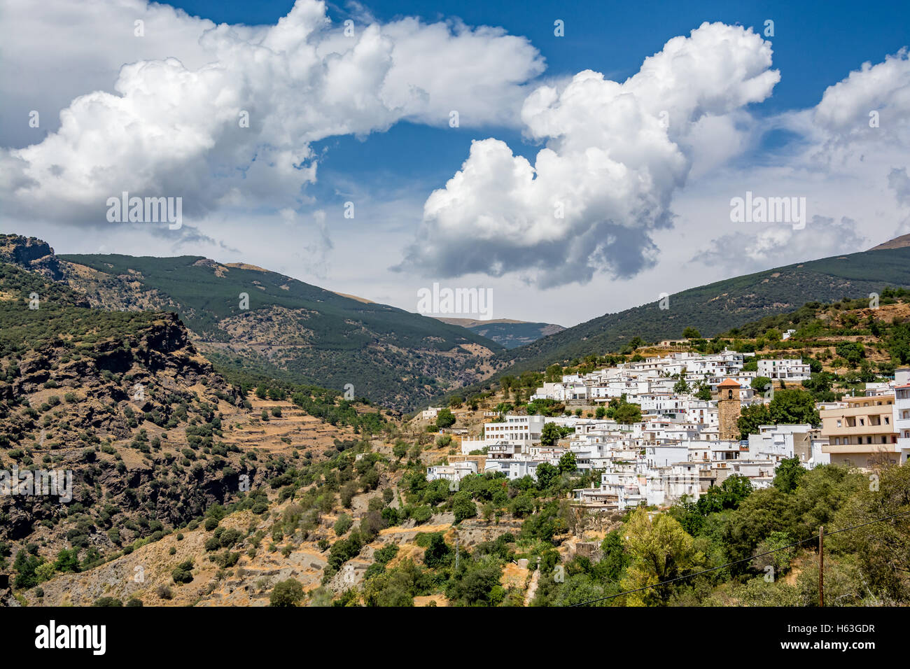 Blick auf Bayárcal, dem höchsten gelegene Stadt in der Sierra Nevada mit malerischen Bergen, Region Almería, Spanien Stockfoto
