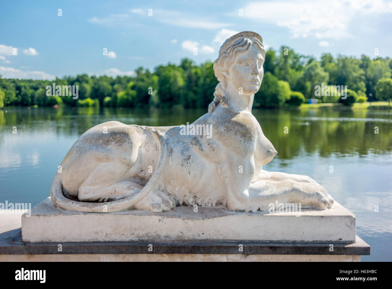 Sphinx auf dem See des Zarizyno Parks in Moskau - 1 Stockfoto