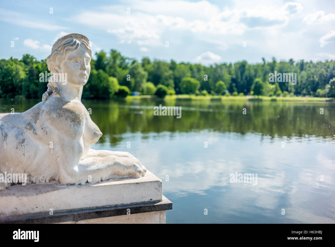Sphinx auf dem See des Zarizyno Park in Moskau - 2 Stockfoto