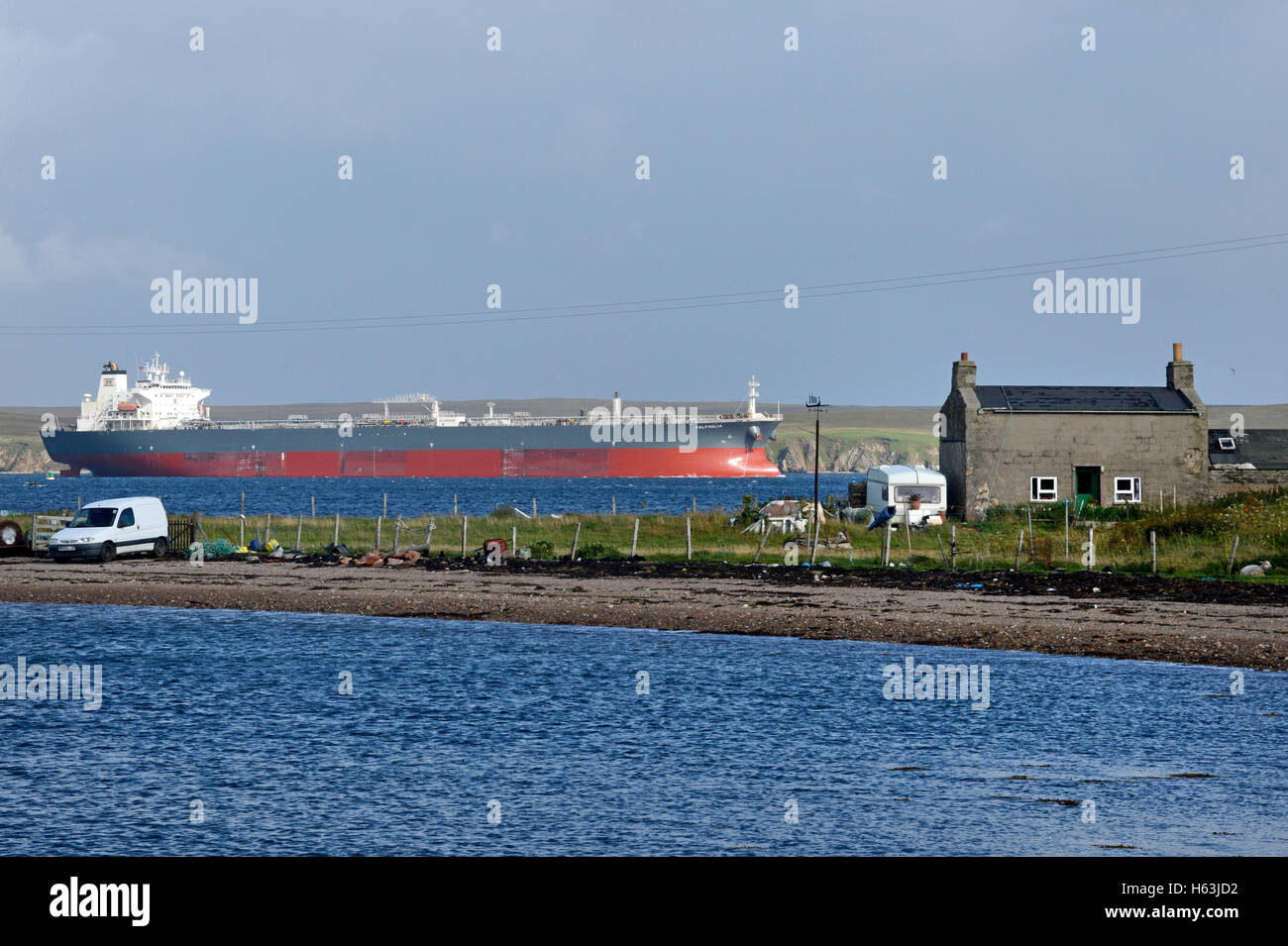 Öl-Tanker in den Hafen Sullom Voe Brent oder Clair Crude Öl aus der Nordsee Ölfelder zu laden Stockfoto