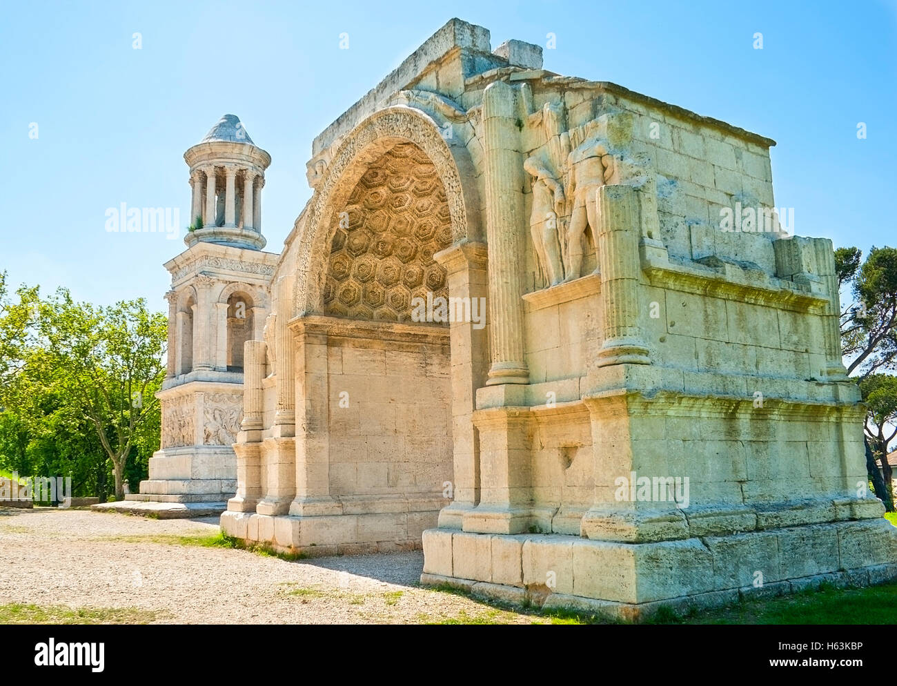 Gut erhaltene Beispiele römischer Architektur - Mausoleum der Julier und Triumphbogen der antiken Stadt Glanum befinden sich in Stockfoto