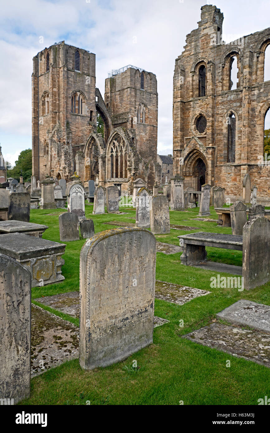 Blick vom Friedhof von Elgin Cathedral in Elgin, Morayshire, Schottland, Großbritannien. Stockfoto