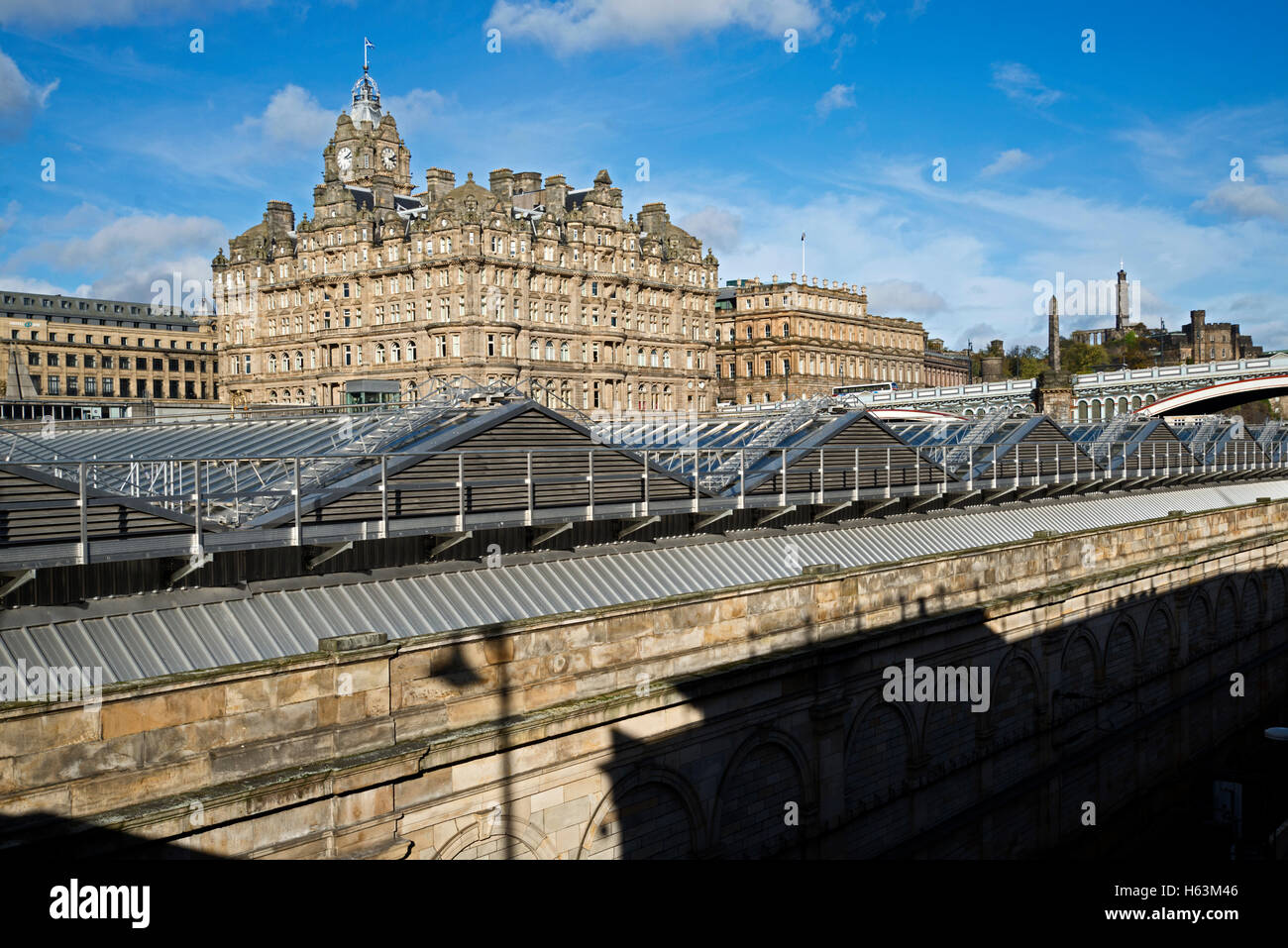Blick über das Dach der Waverley Station in Richtung Balmoral Hotel in Edinburgh, Schottland, Großbritannien. Stockfoto