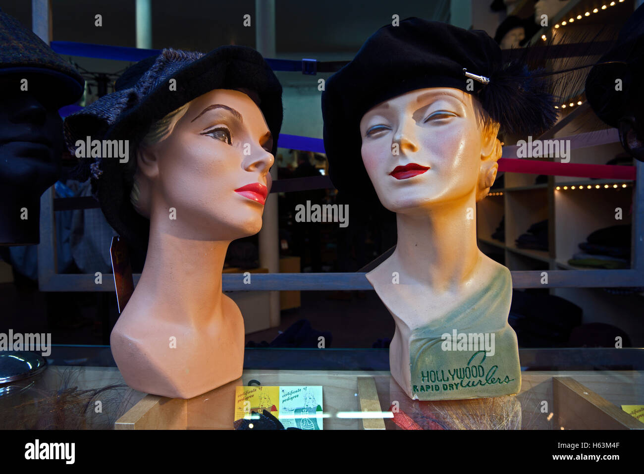 Vintage Kopf Mannequins im Fenster der Fabhatrix Hutgeschäft in Grassmarket, Edinburgh, Schottland, Großbritannien. Stockfoto