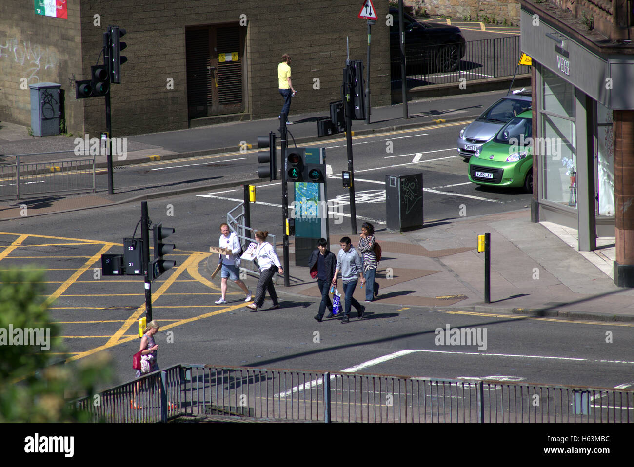 Menschen auf dem Bürgersteig in der Nähe von Ampeln, George überqueren, Glasgow, Schottland Stockfoto